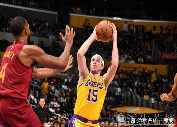 里夫斯送精彩助攻 詹姆斯命中首记三分 里夫斯送精彩助攻 詹姆斯命中首记三分